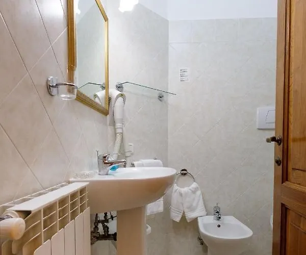 Giulia לינה וארוחת בוקר 4*